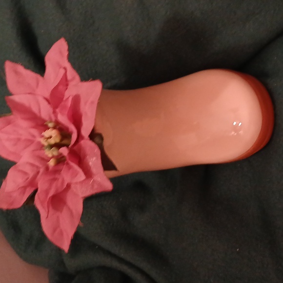 Ceramic boot flower holder with flower  design - Picture 4 of 4